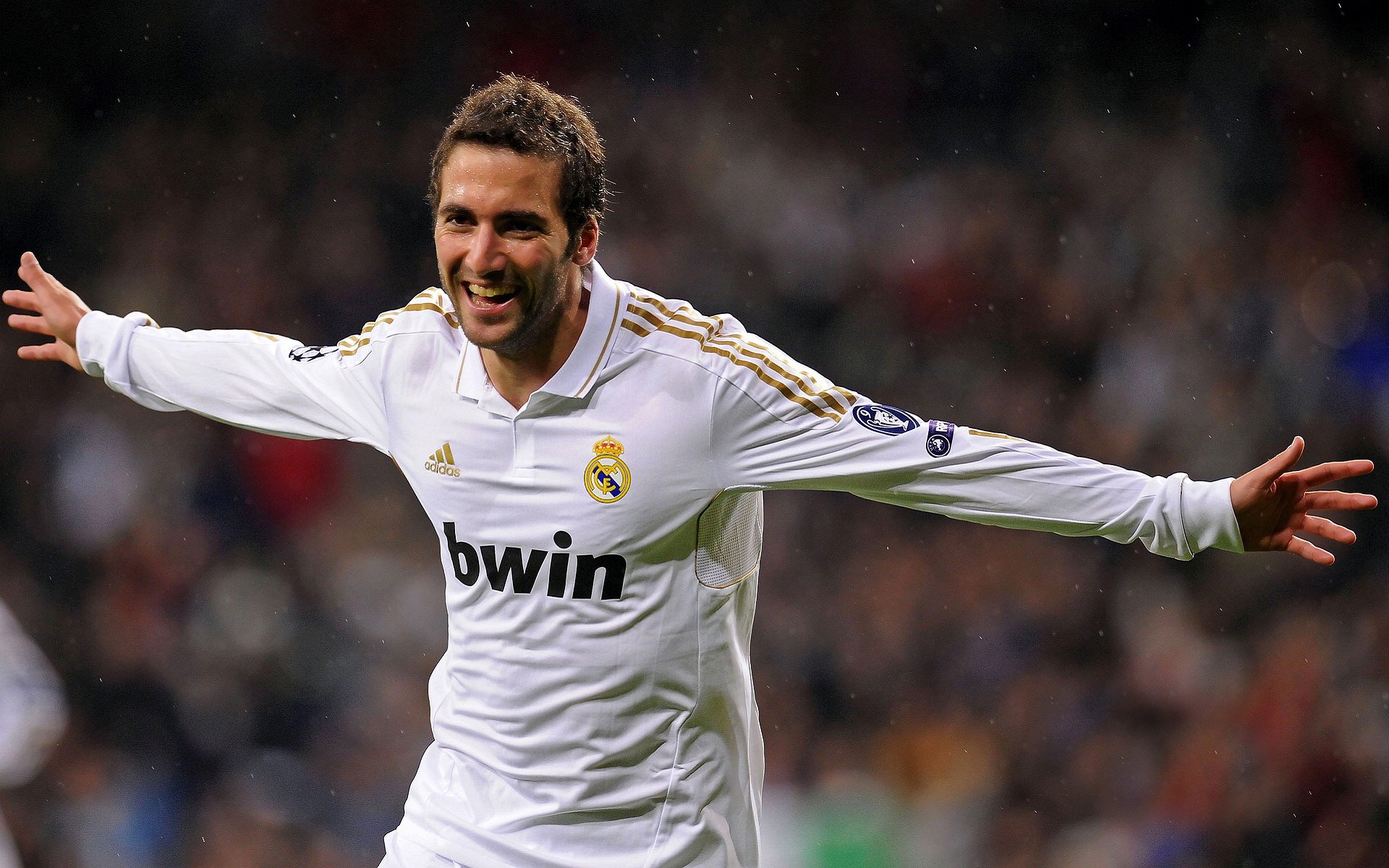 皇家马德里俱乐部签约哥伦比亚球员，增加攻击力，哥伦比亚踢内马尔